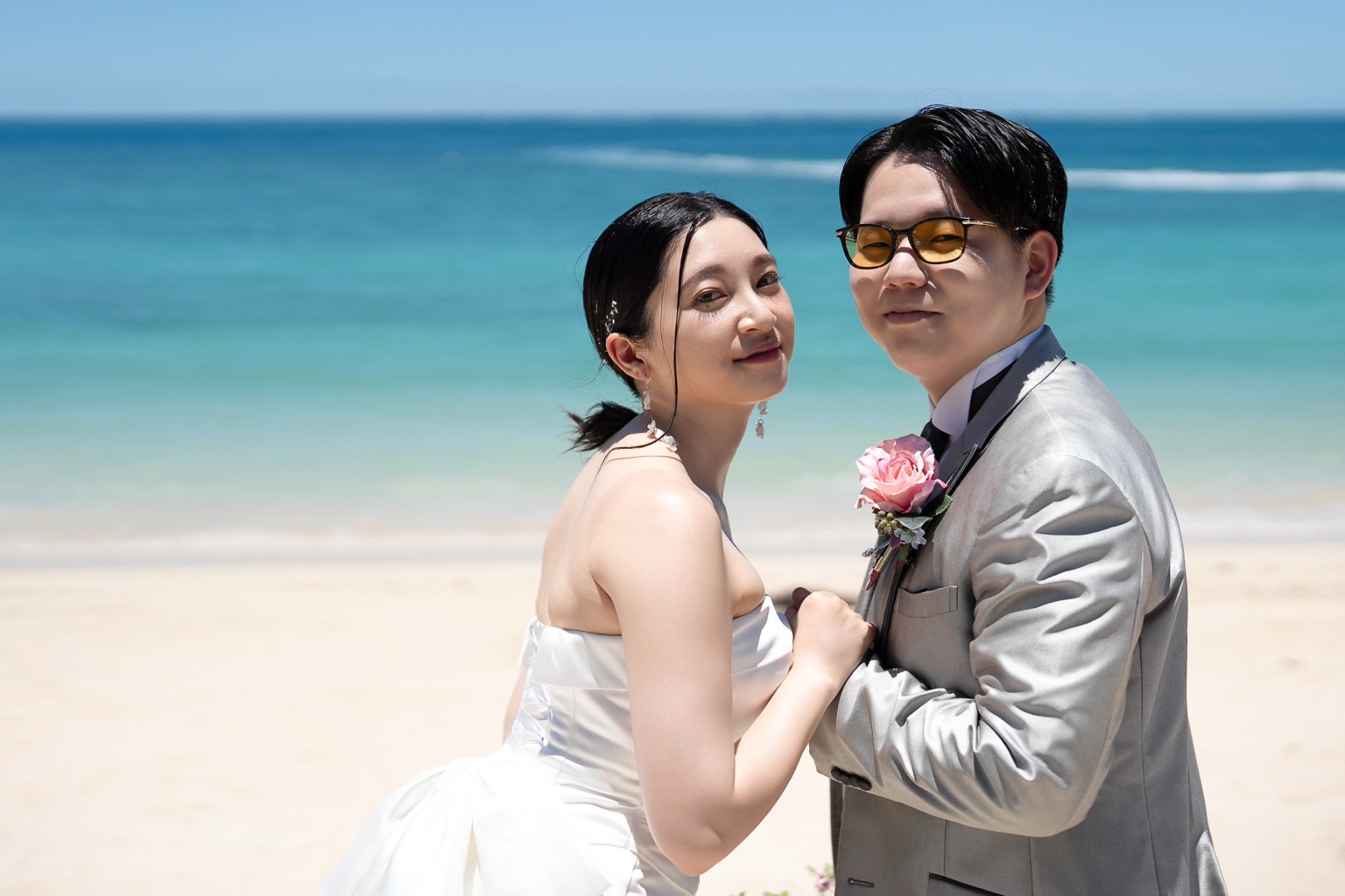海辺で寄り添う新郎新婦